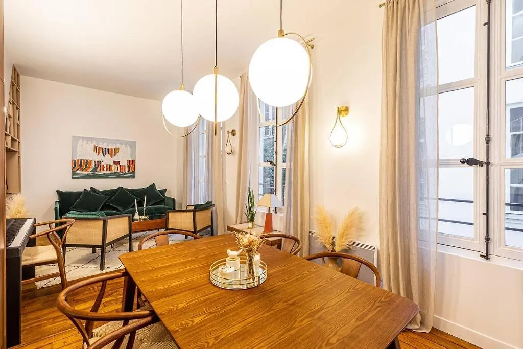 Chic Parisian Haven: Designer Apartment In The Heart Of Parijs