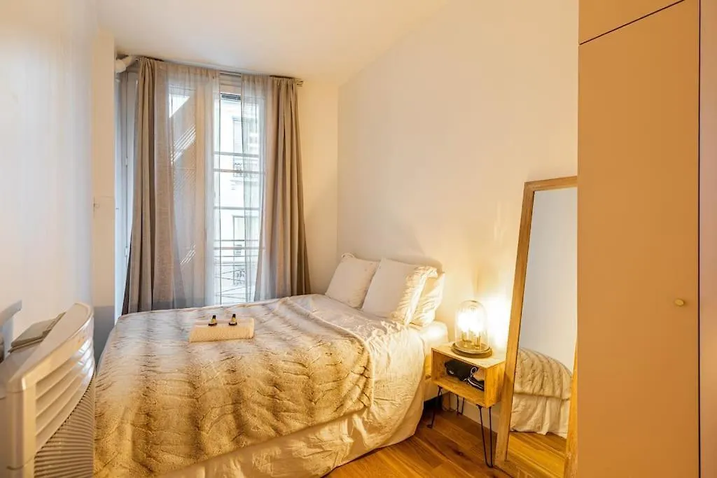 Chic Parisian Haven: Designer Apartment In The Heart Of Parijs
