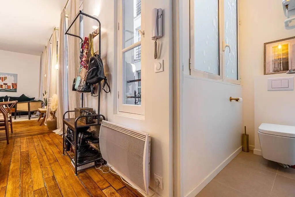 Chic Parisian Haven: Designer Apartment In The Heart Of Parijs