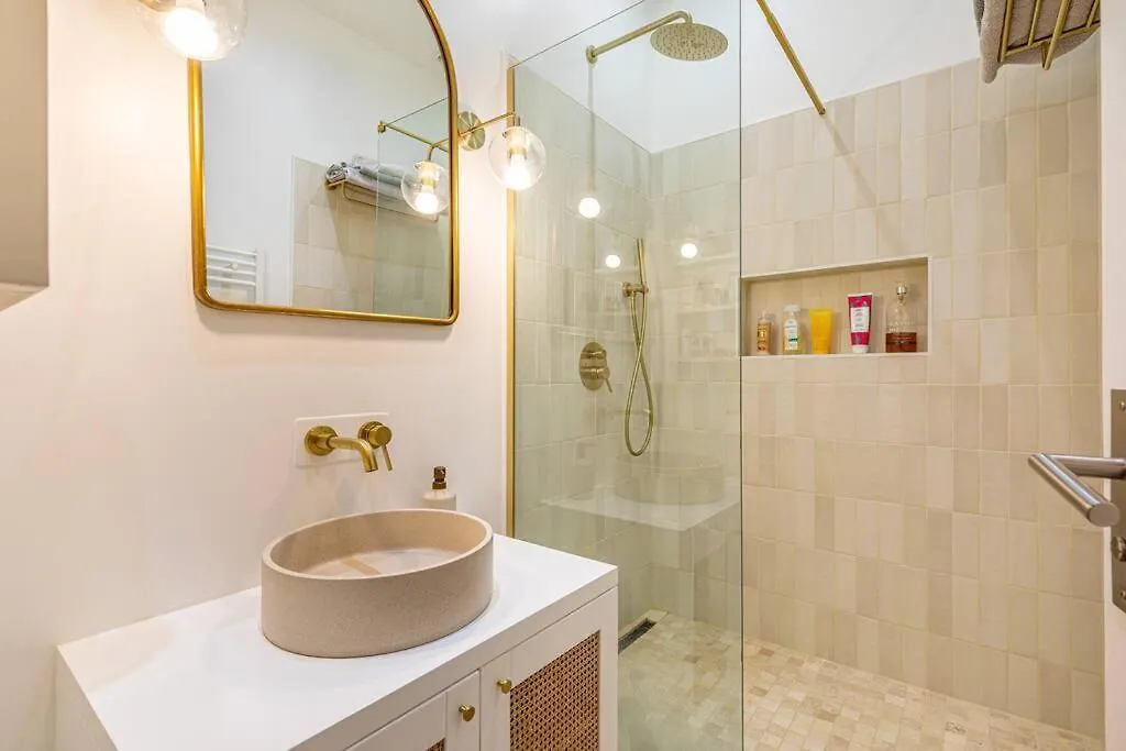Chic Parisian Haven: Designer Apartment In The Heart Of Parijs 0*,  Frankrijk