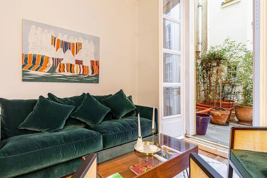 Chic Parisian Haven: Designer Apartment In The Heart Of Parijs 0*,