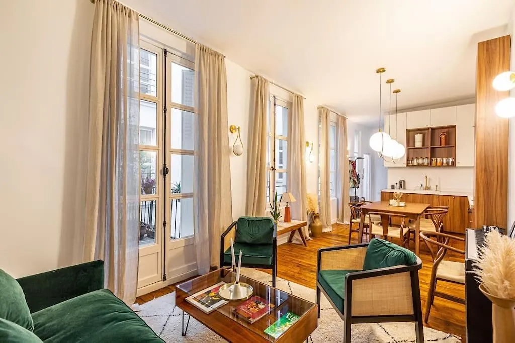 Chic Parisian Haven: Designer Apartment In The Heart Of Parijs