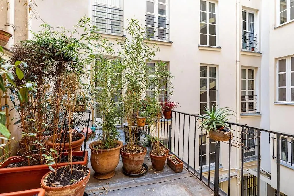 Chic Parisian Haven: Designer Apartment In The Heart Of Parijs Frankrijk